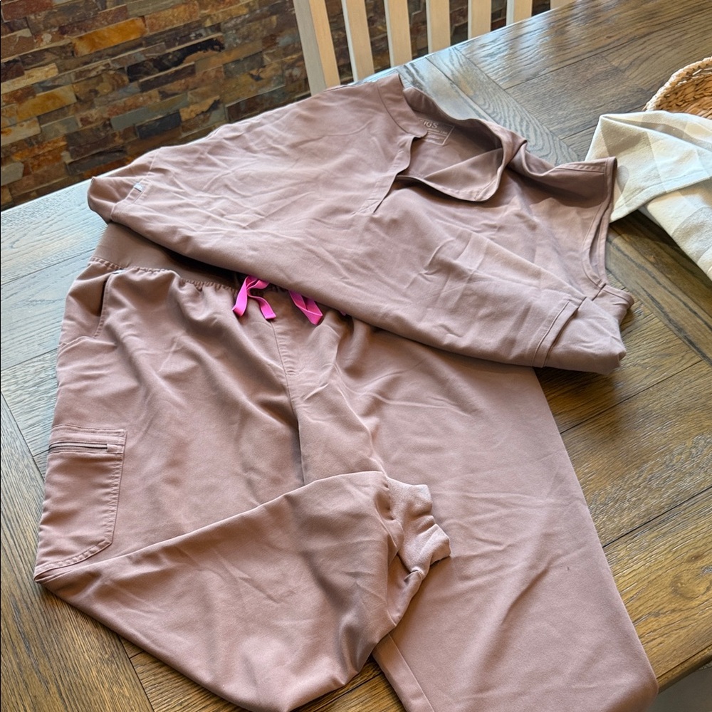 FIGS 3xl scrub set, Zamora joggers Rafaela top